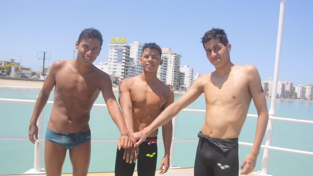 Amistad. Joseph Macías (i), Jeremy Menoscal (c) y José Javier Vásconez, de diferentes equipos, ocuparon ayer el podio en el Campeonato Interclubes que finaliza hoy en Salinas.