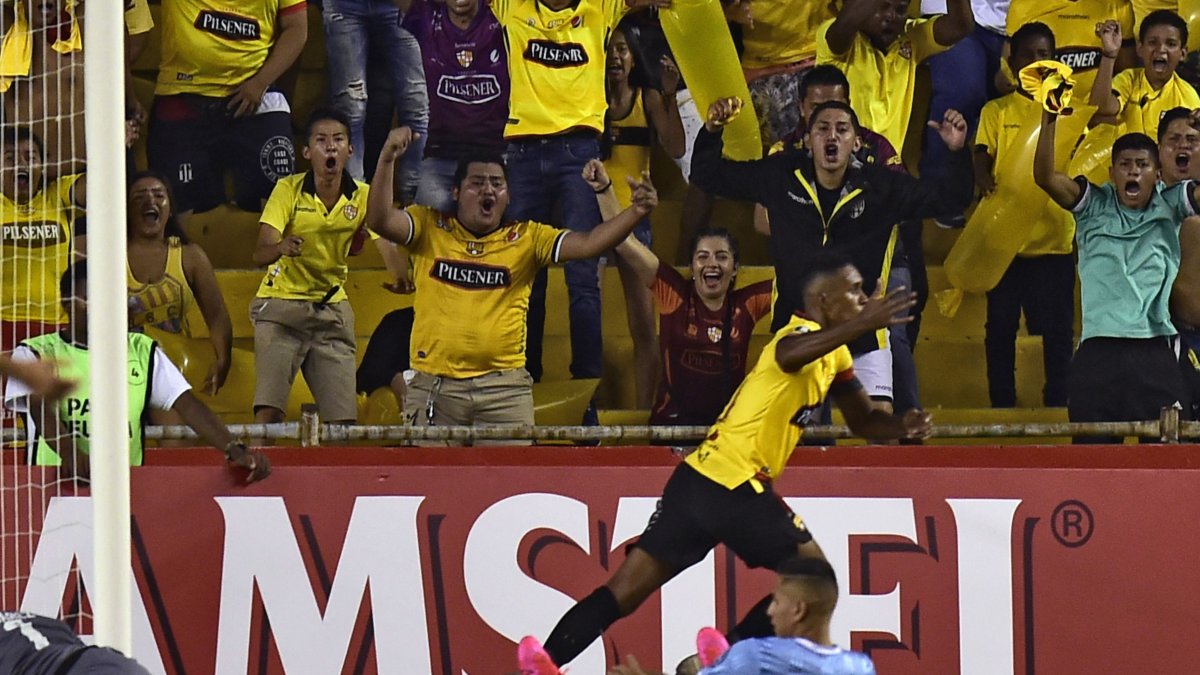 Fidel Martínez, con la camiseta de Barcelona, festeja uno de sus goles en la Copa Libertadores que terminó hoy.