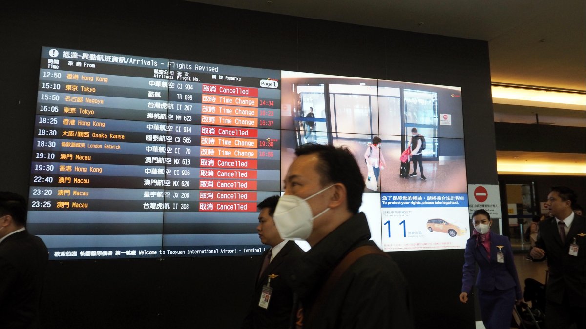 Pasajeros llegan al aeropuerto internacional de Taoyuan en la ciudad de Taoyuan, Taiwán, usan protección para evitar la propagación del coronavirus.