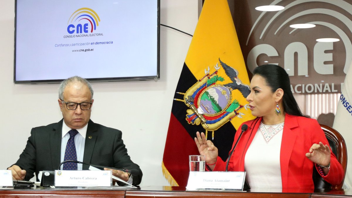 La presidenta del CNE, Diana Atamaint, junto con el presidente del Tribunal Contencioso Electoral, Arturo Cabrera, en una reunión para definir el cronograma para las elecciones del 2021.