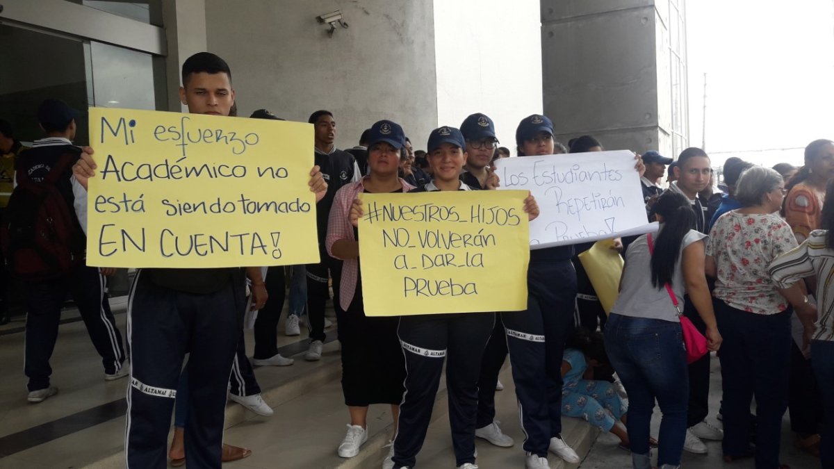 Padres de familia y estudiantes protestaron por la reprogramación de la prueba Ser Bachiller