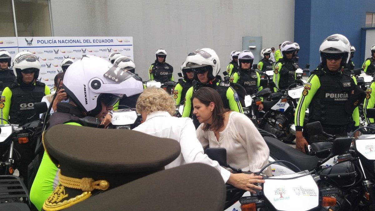 Hecho. Hoy el Gobierno entregó 50 motos a la Policía. Estas serán utilizadas para el Plan Más Seguridad.