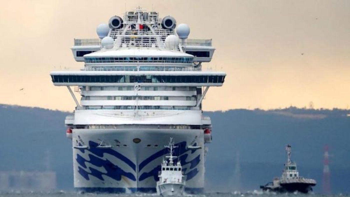 El Diamond Princess se encuentra en cuarentena desde el pasado lunes en el puerto de Yokohama, al suroeste de Tokio, Japón.