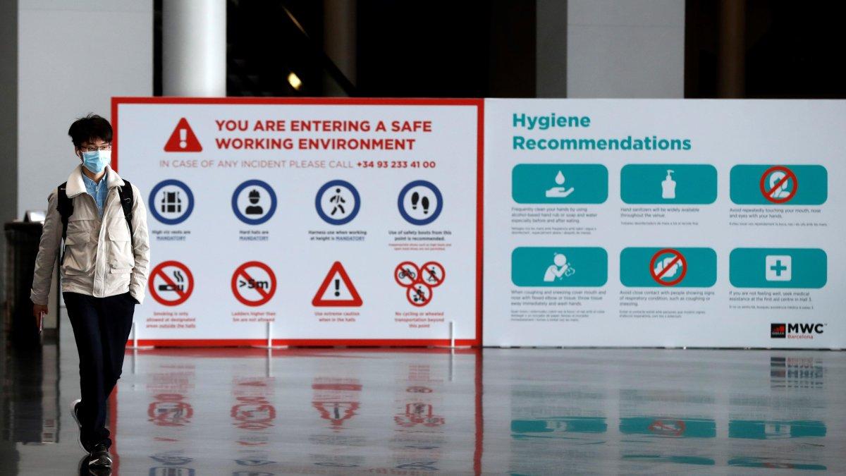 Un trabajador sale del recinto ferial Gran Vía en Barcelona, este 7 de febrero, después de que la empresa tecnológica Ericsson haya anunciado que no acudirá al Mobile World Congress (MWC).