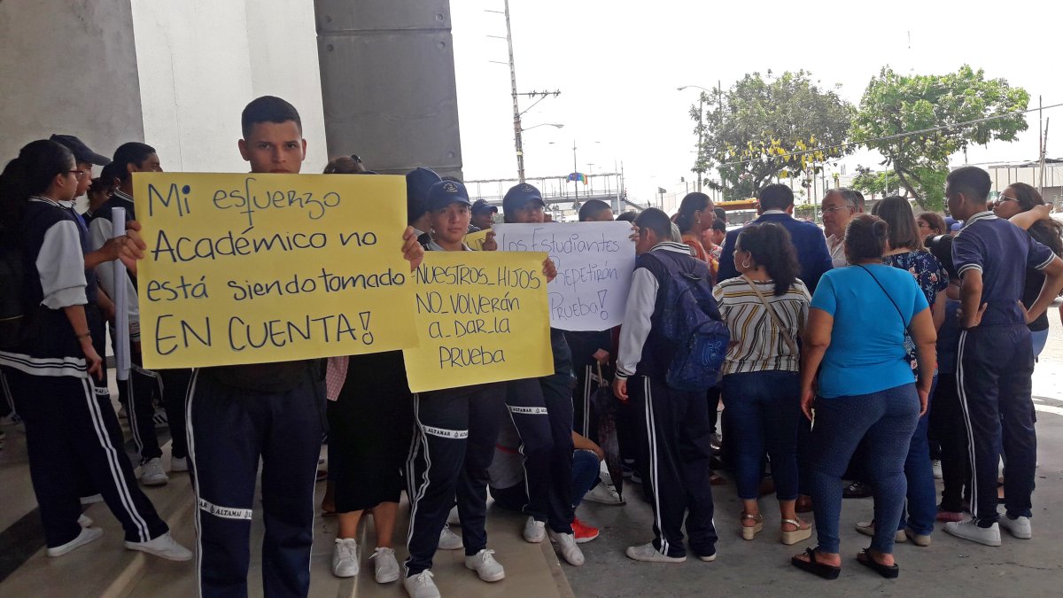 Estudiantes de varios colegios protestaron porque deberán repetir la evaluación que rindieron en enero pasado.