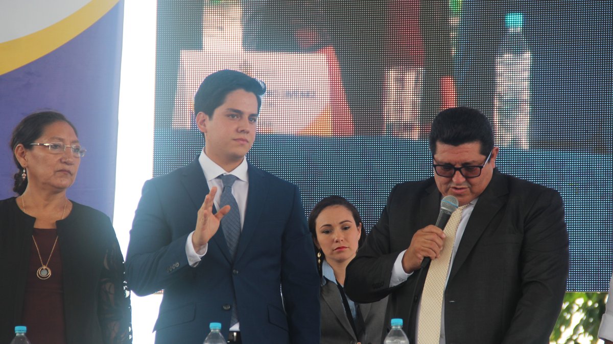 Johnny Terán (i) es el vicealcalde de Babahoyo. En la imagen, el momento de su posesión. Lo hace el alcalde Carlos German.