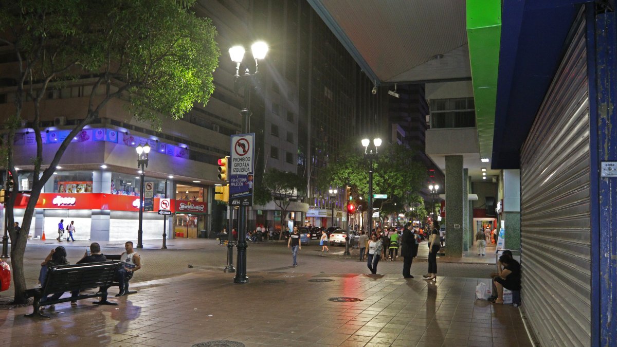 La 9 de Octubre. A las 20:00 está cerrado hasta el parque Centenario, además de las tiendas. En ciertas cuadras hay locales de comida, oasis de vida en una avenida que duerme temprano.