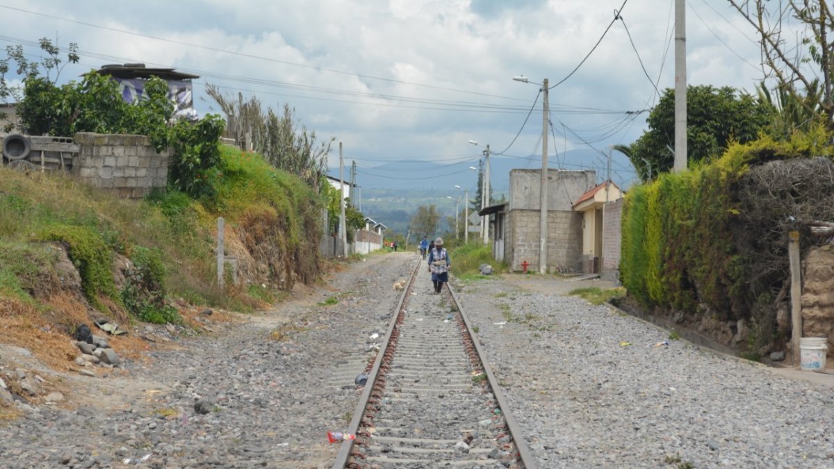 Trayecto. Los pobladores deben caminar por lugares desolados, para llegar a casa. Los buses son irregulares.