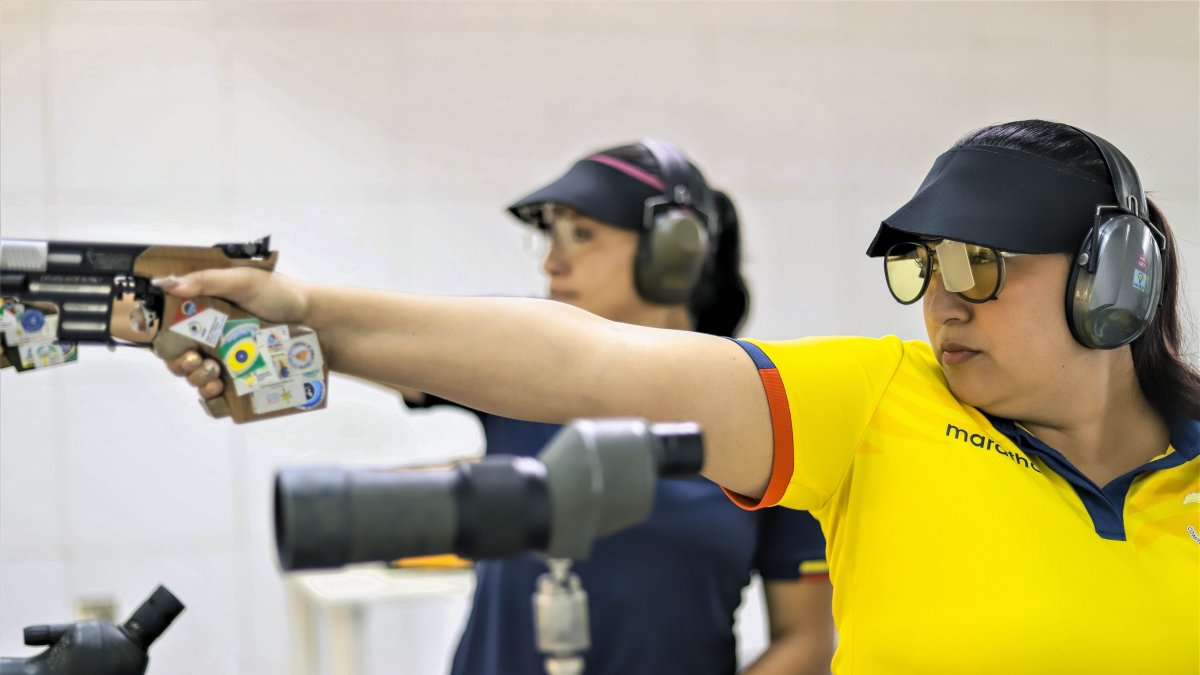 Marina Pérez, en primer plano, y Diana Durango (atrás) entrenan en Guayaquil antes de emprender un periplo de trabajos que las llevarán a Europa y Asia.