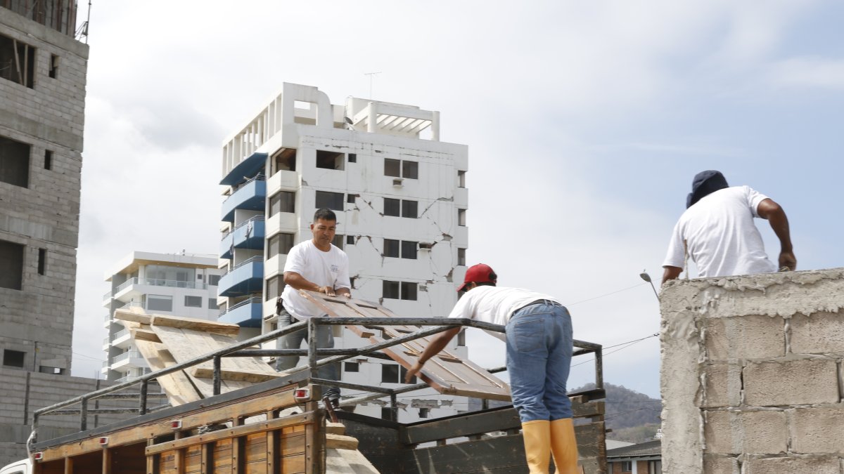 Los condomios de Bahía de Caráquez (Manabí) registraron severos daños en su infraestructura.