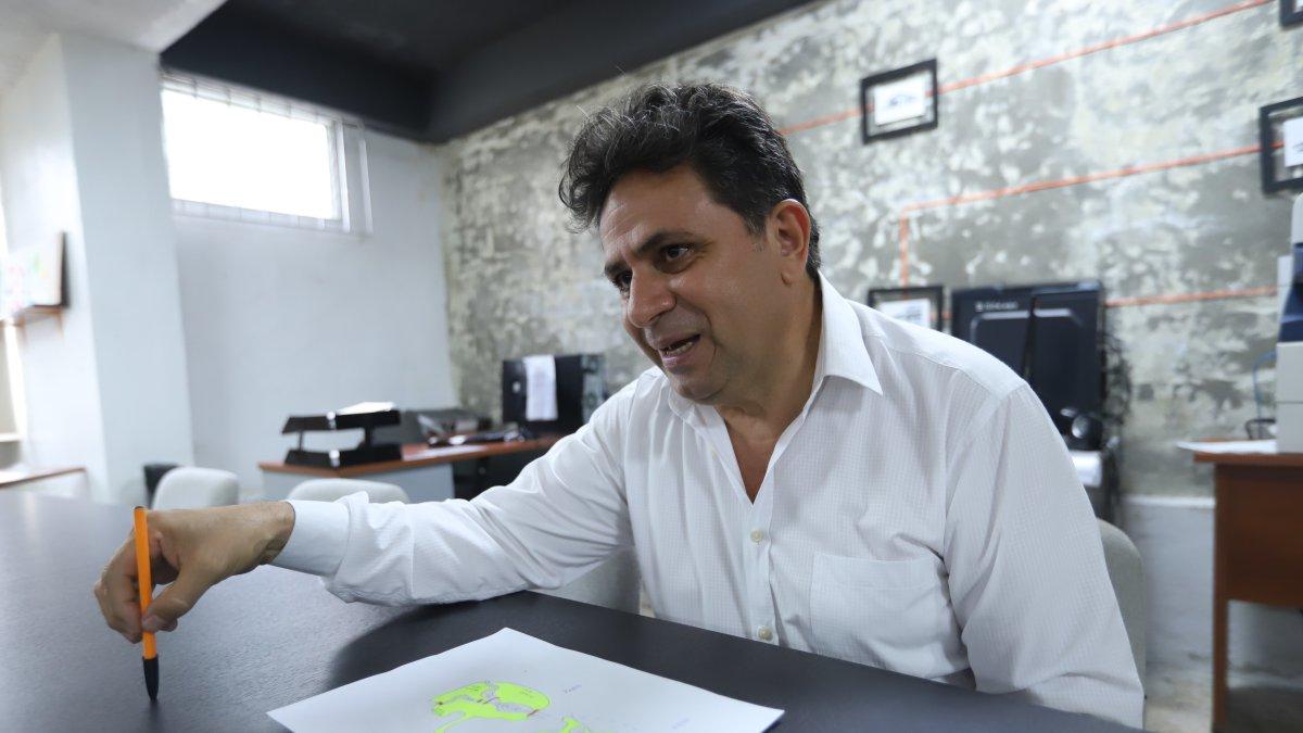 Es arquitecto, urbanista e investigador urbano. Es docente de la Universidad de Guayaquil y coordinador de investigación de la facultad de Arquitectura