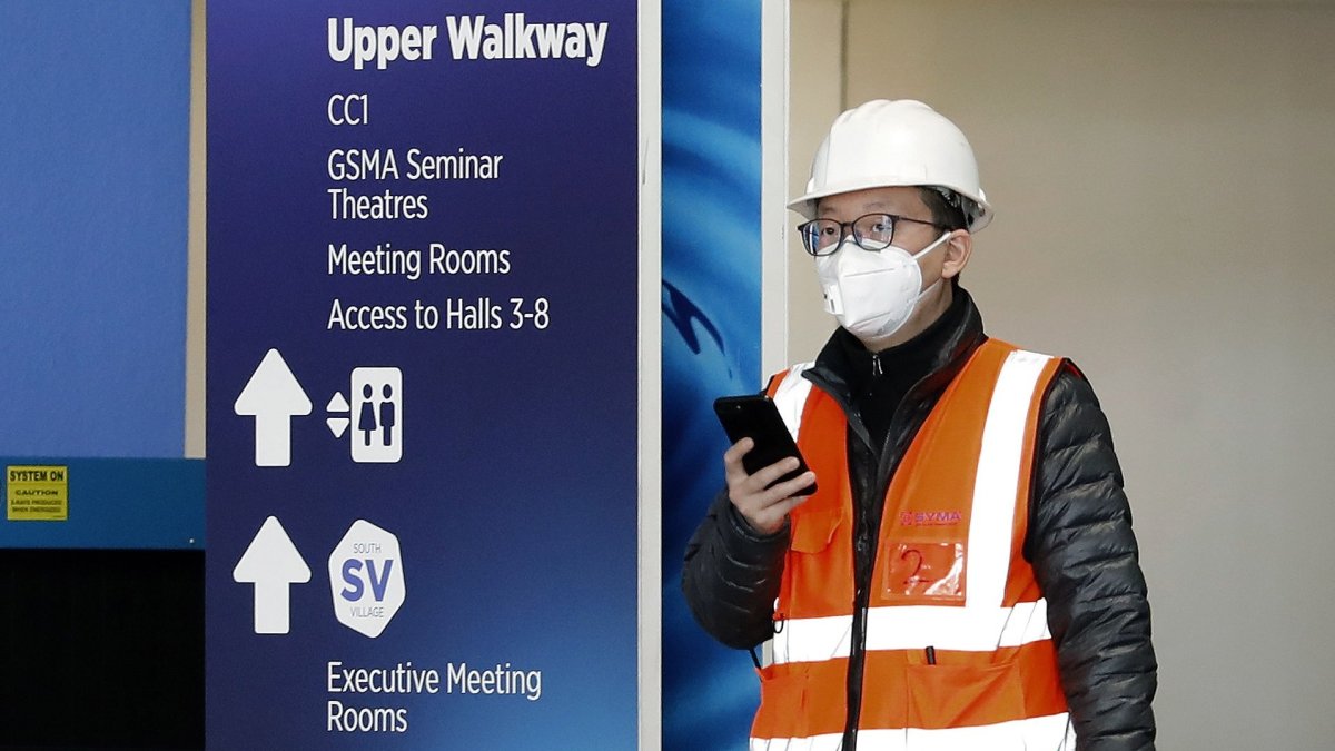 Referencial. Un trabajador sale del recinto ferial de Gran Vía, donde se celebrará el MWC.