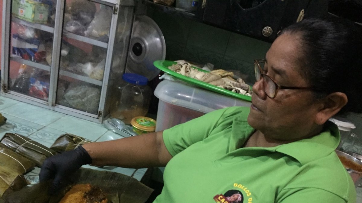María Banguera, envuelve el producto con los tres mariscos, conocido en Esmeraldas como tamales.