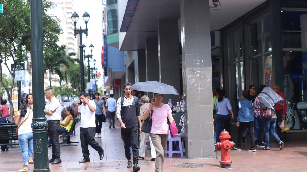 Recursos. Algunos habitantes de Guayaquil usan diferentes implementos para cubrirse de los rayos ultravioletas del sol. Uno de los más comunes son las sombrillas