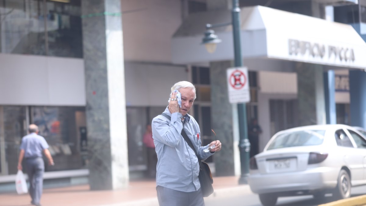 Calor- El centro de Guayaquil carece de sombras para cubrir a los transeúntes que caminan a  plena luz del sol.