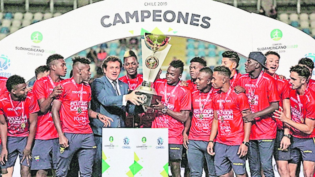Jugadores de la selección ecuatoriana de fútbol celebran luego de ganar el campeonato Sudamericano sub-20 disputado  el estadio El Teniente en Rancagua (Chile).