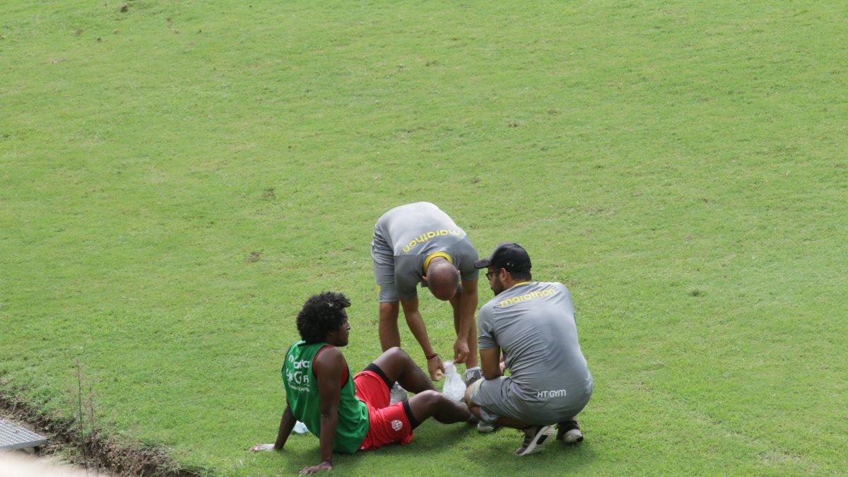 Christian Alemán, mediocampista de Barcelona, es atendido en la cancha alterna del Ídolo.