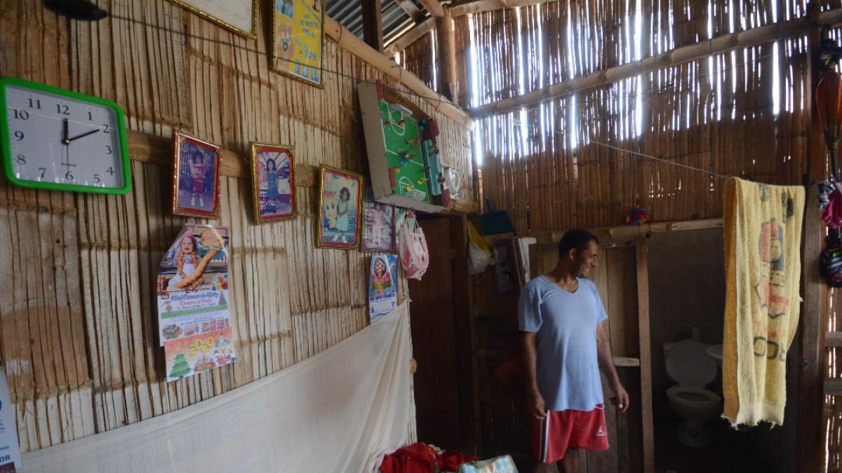 Limber Pisco levantó una casa de caña con la ayuda de su familia ante la falta de atención del Gobierno