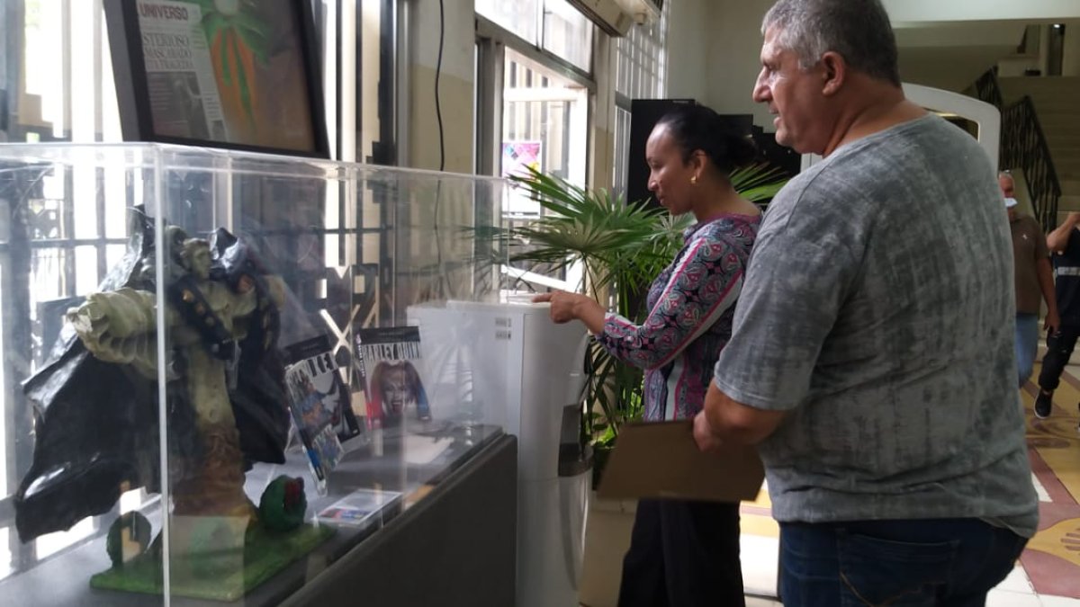 Muestra. Las creaciones tienen elementos como cintas y juguetes.