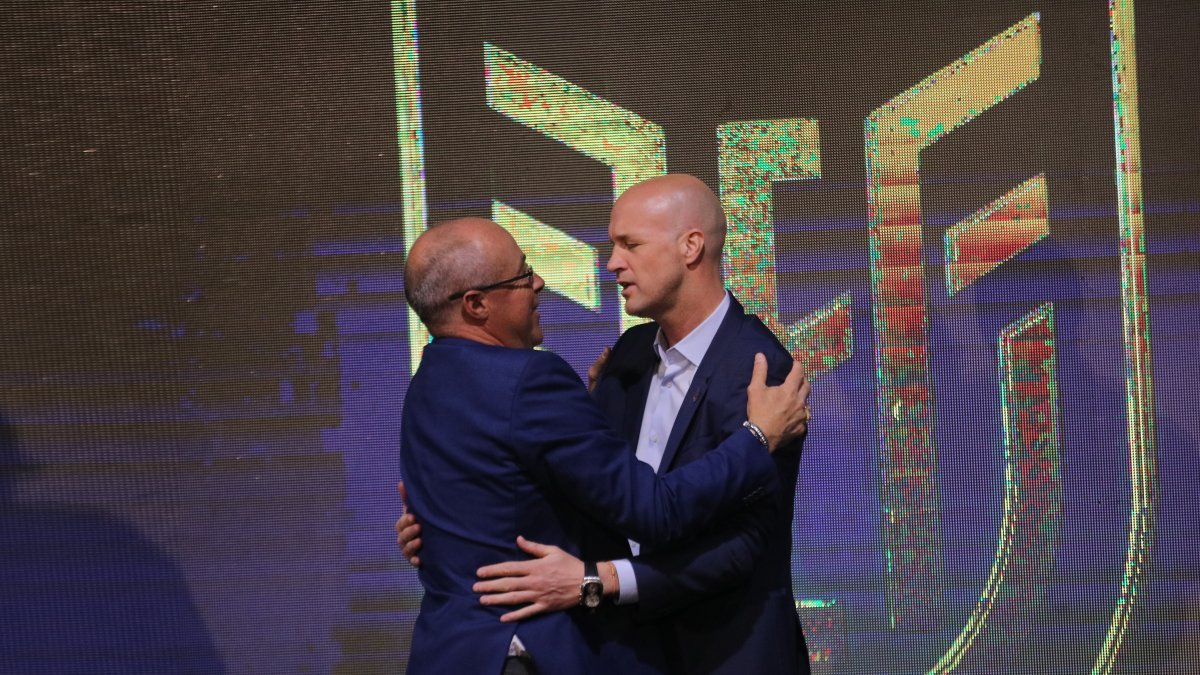 Posta. Jordi Cruyff (derecha) recibe el primer equipo de parte de Jorge Célico, quien se hizo cargo de la Tricolor mientras se definía al nuevo cuerpo técnico.