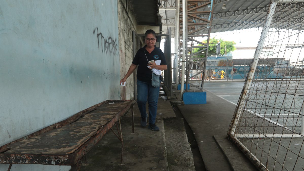 Bancos podridos, bases metálicas oxidadas y grafitis se observan en todo el complejo deportivo.