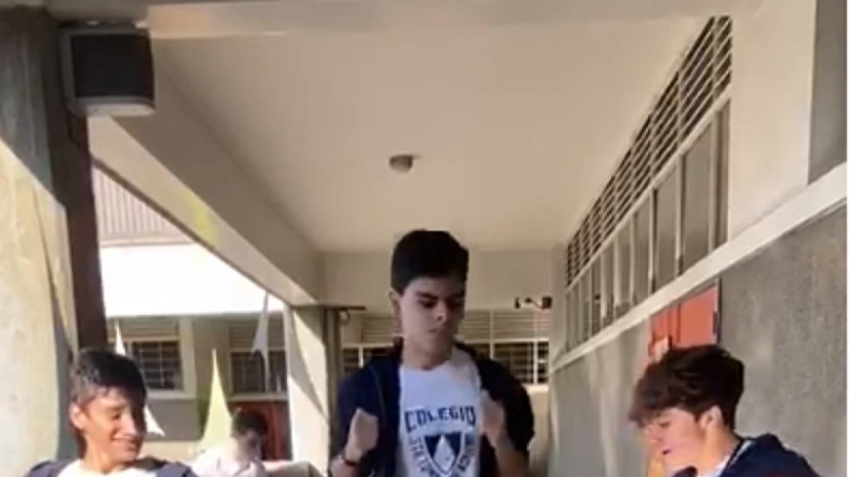 Hecho. Esta es una de las acciones que realizan en el reto, considerado peligroso.