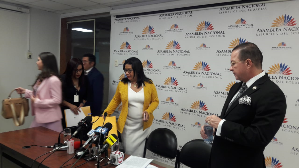 La asambleísta Karina Artega (c) y su abogado Luggi García se defendió de las acusaciones de gestionar cargos públicos