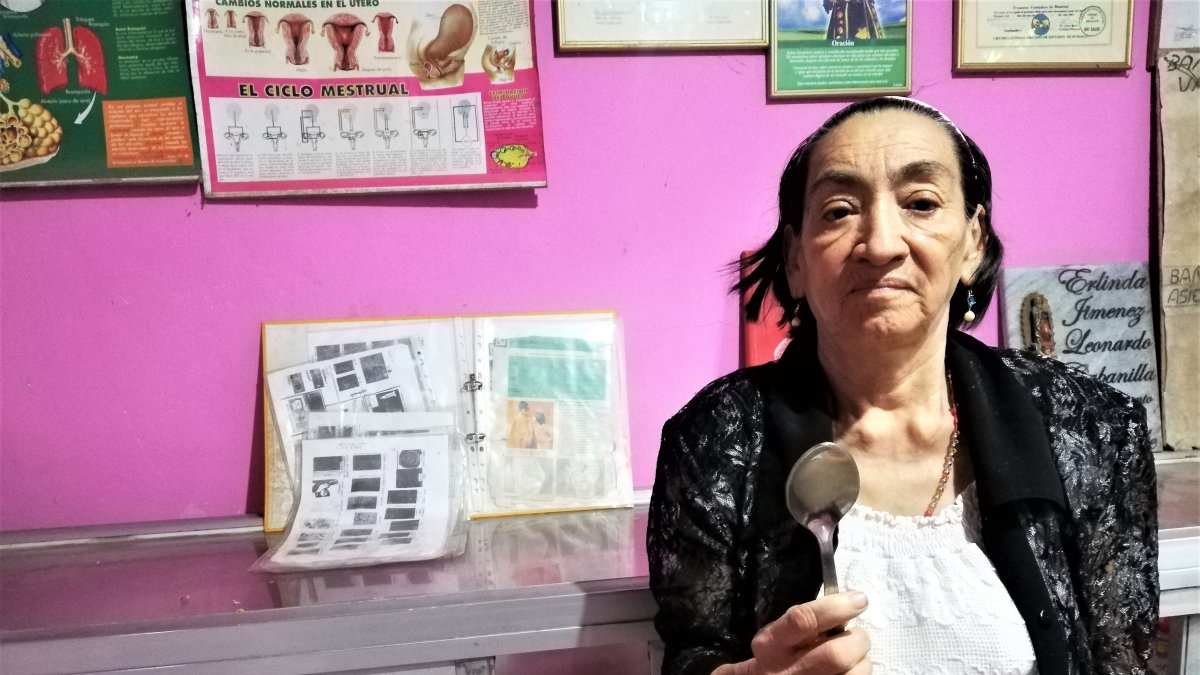 Costumbres. La ‘sanadora’ aplica sus conocimientos ancestrales, es conocida como la ‘Señora de la cucharita’ en el barrio La Florida.