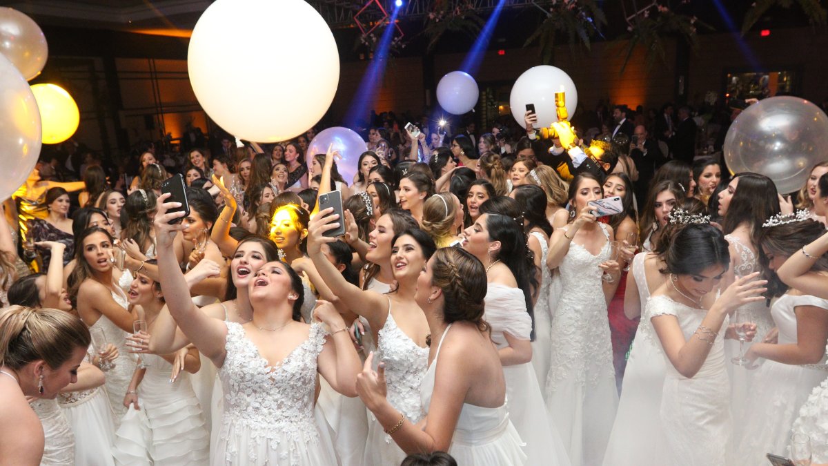 Ochenta y cinco chicas celebraron con su familia y amigos la culminación de la etapa escolar.