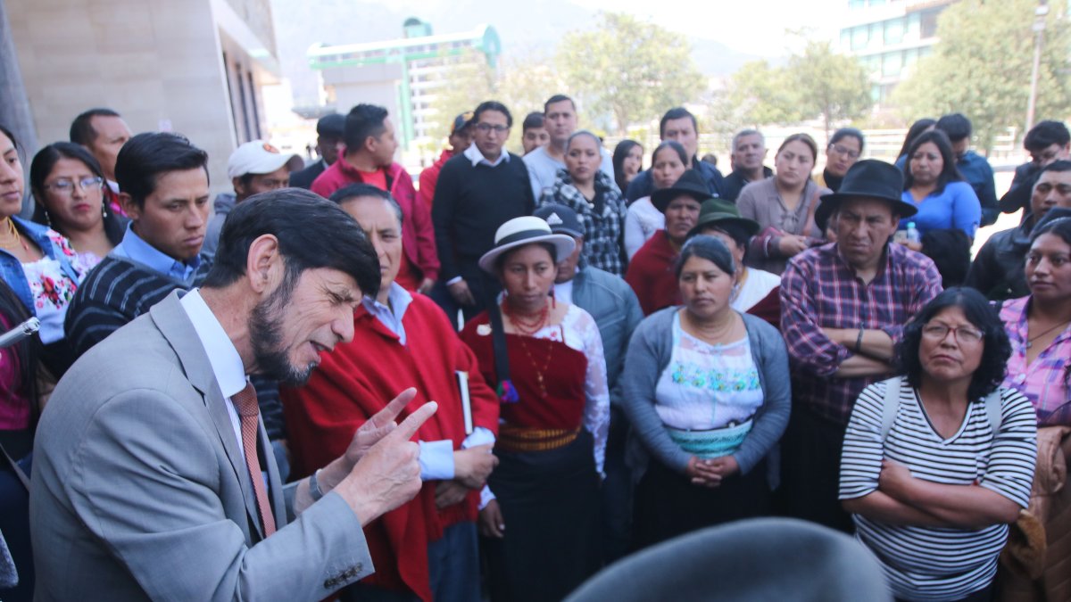 El asambleísta Israel Cruz vive su cuarto de hora de popularidad con sus votantes, las masas chimboracenses que acudieron ayer al Pleno.