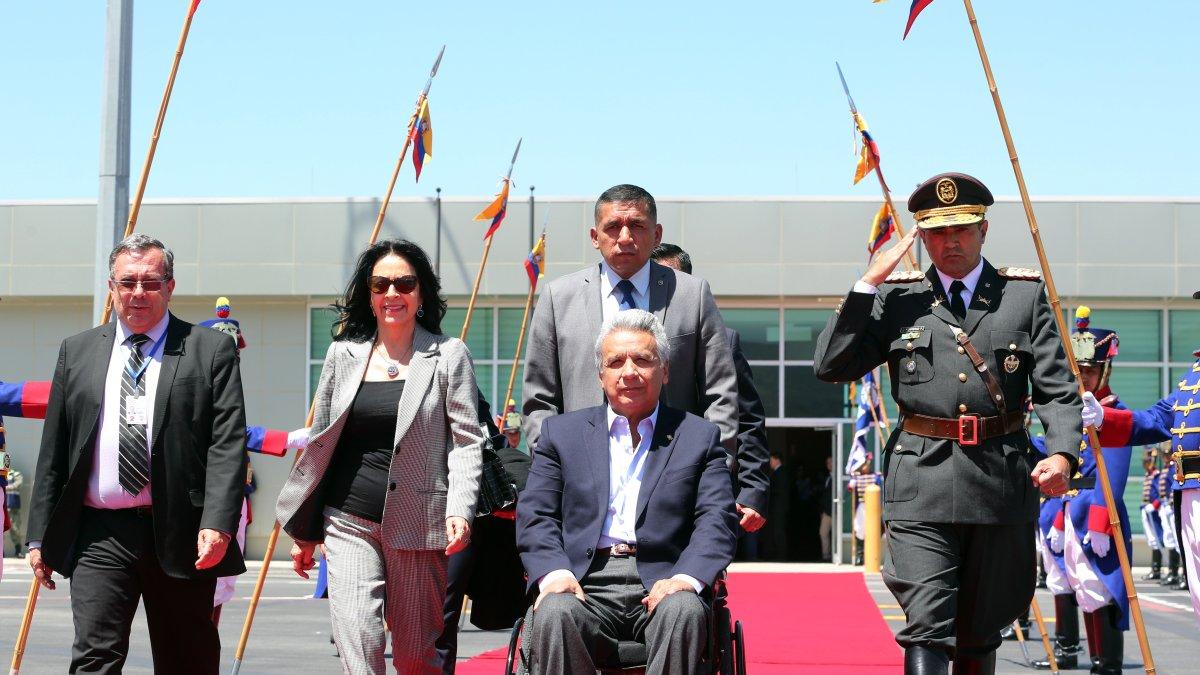 El presidente Lenín Moreno antes de abordar el avión que lo trasladó a Estados Unidos.