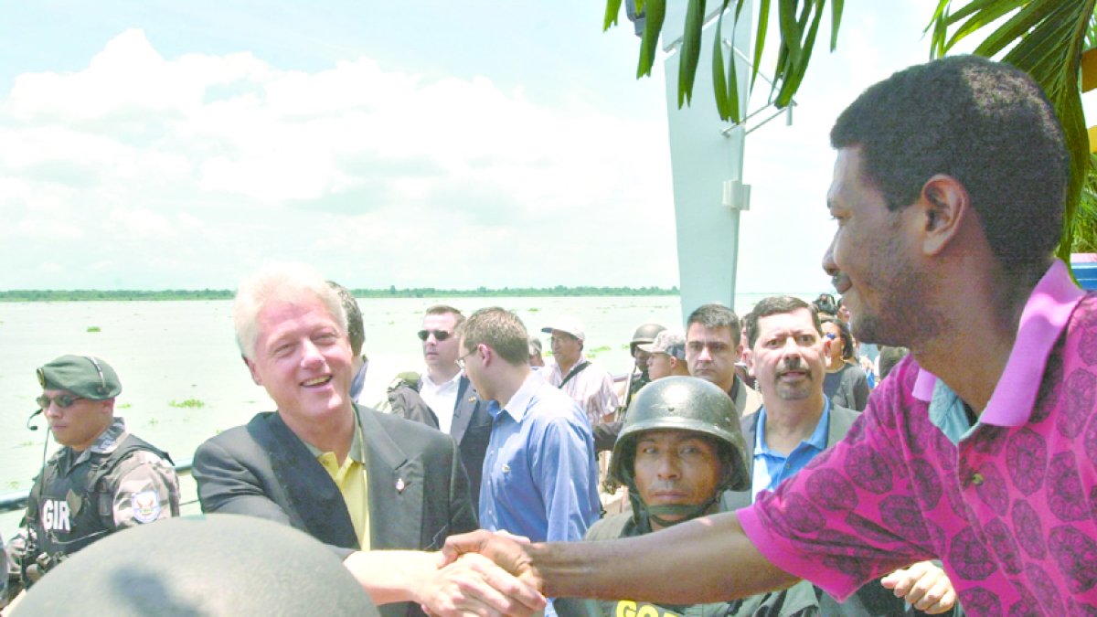 El expresidente Bill Clinton en un recorrido por el Malecón 2000 de Guayaquil.