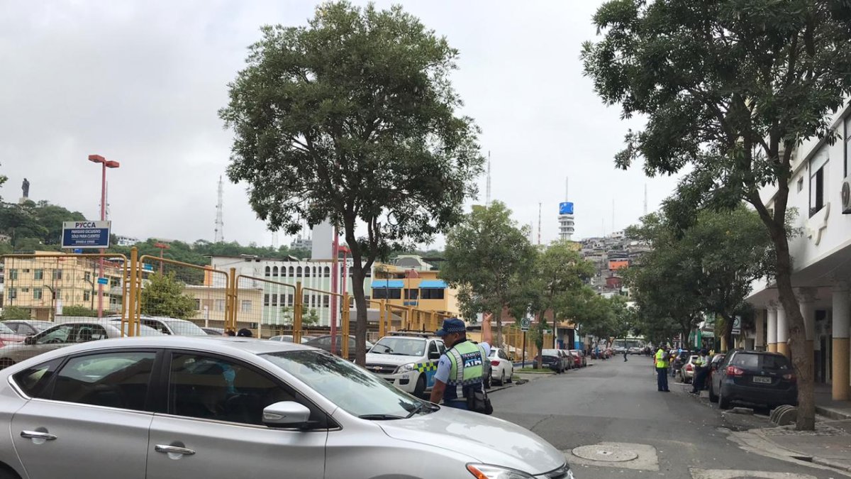 Los carros ya no pueden ingresar a la calle José Manuel Matheu, desde la vía Padre Aguirre.