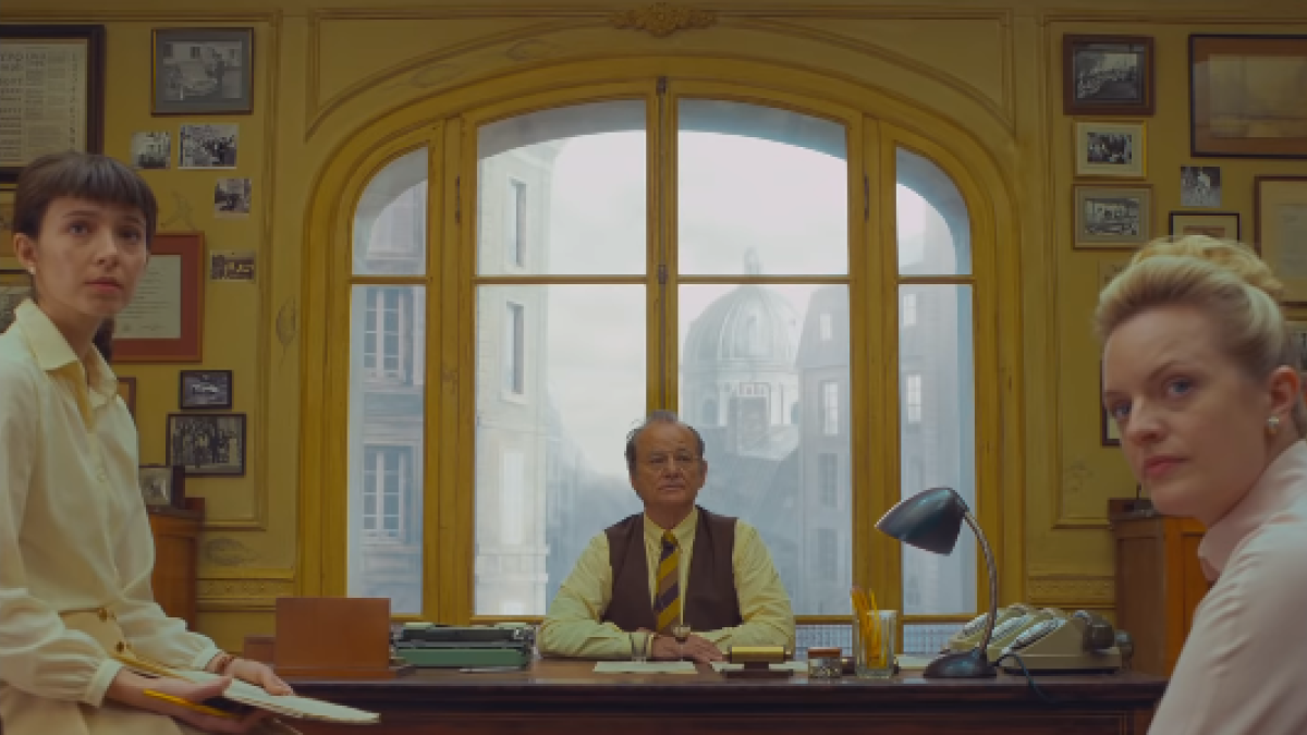 The French Dispatch es el título de la nueva película de Wes Anderson, cuyo elenco está conformado por reconocidos intérpretes como Bill Murray (en el centro).