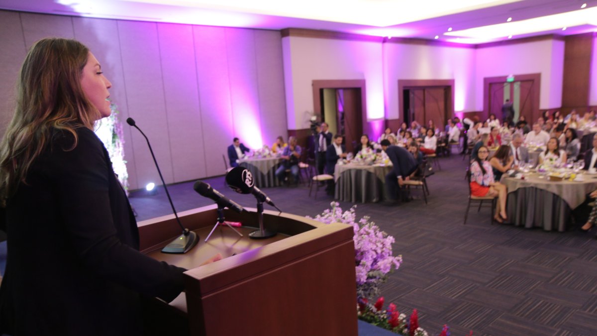 Cinthya González, representante de Bridge the Gap, explica la iniciativa a delegados de empresas y funcionarios.