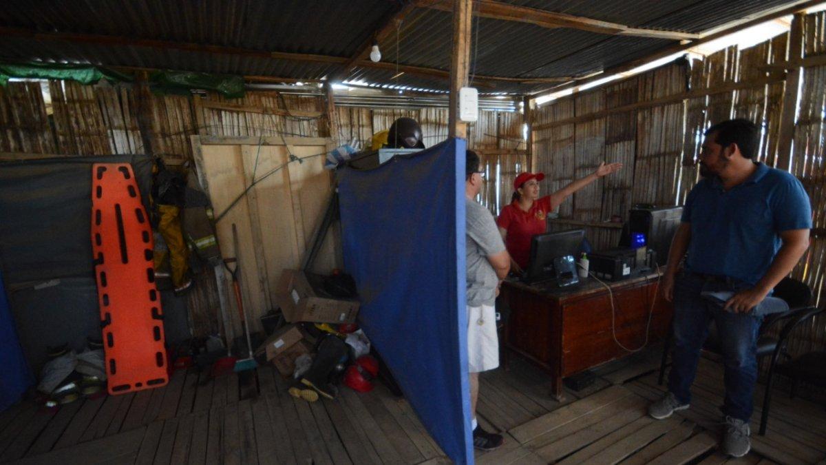 La jefa de bomberos, María Ramírez muestra la estación luego de cuatro años del terremoto