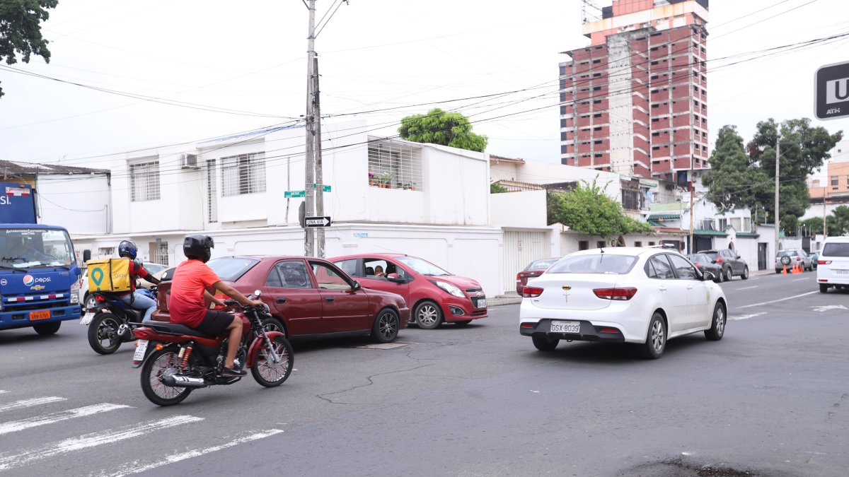 La intersección de Carchi y Vélez tiene mucho caos vehicular.