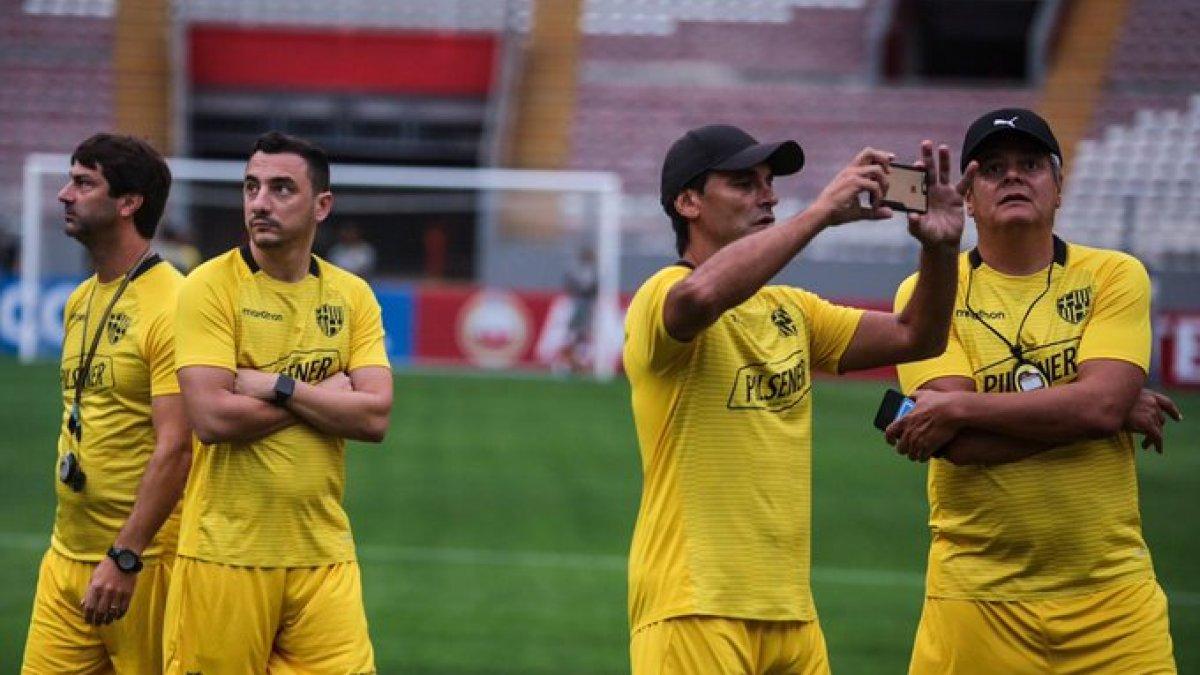 El equipo torero realizó el reconocimiento de la cancha del estado Nacional de Lima previo al encuentro de hoy.