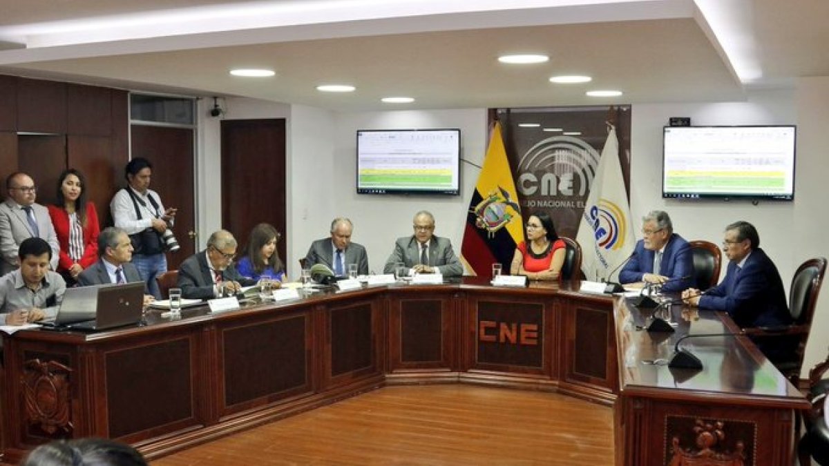 El lunes 10 de febrero los plenos del CNE y el TCE acordaron adelantar las fecha de las elecciones generales.