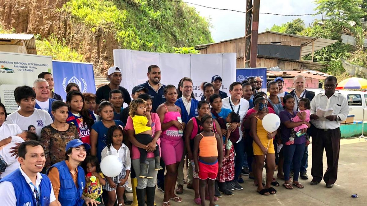 Representantes de las instituciones involucradas posan con algunos de los usuarios de los servicios.