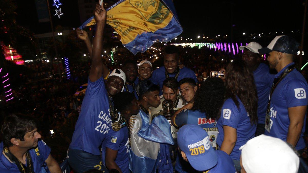 Los jugadores de Delfín durante la celebración del campeonato.