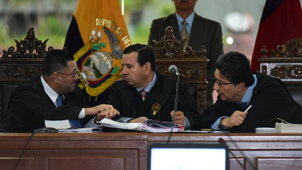 Diligencia. El juez Iván León (c) dirigió ayer el tercer día del juicio contra 21 sospechosos de posible cohecho.