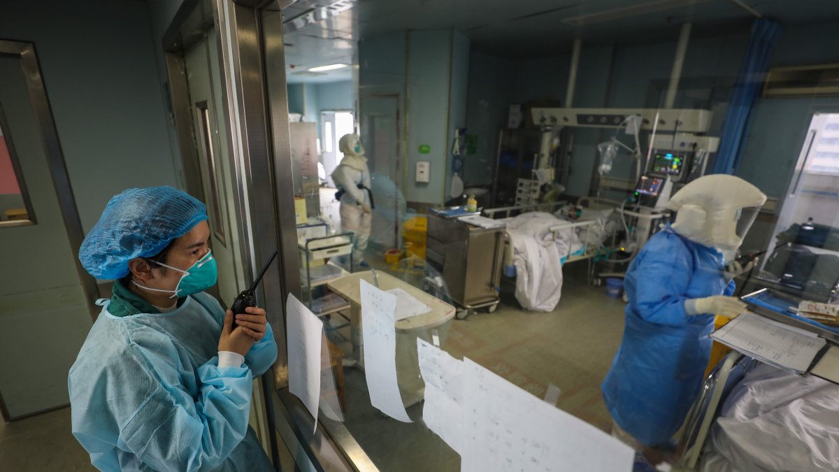 WUHAN.- La atención en el Jinyintan Hospital, de esta ciudad, concentra a un gran número de personas contagiadas con el virus.