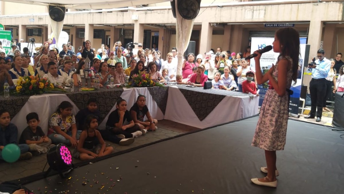 El evento reúne a varios niños pacientes de la institución en una jornada artística.