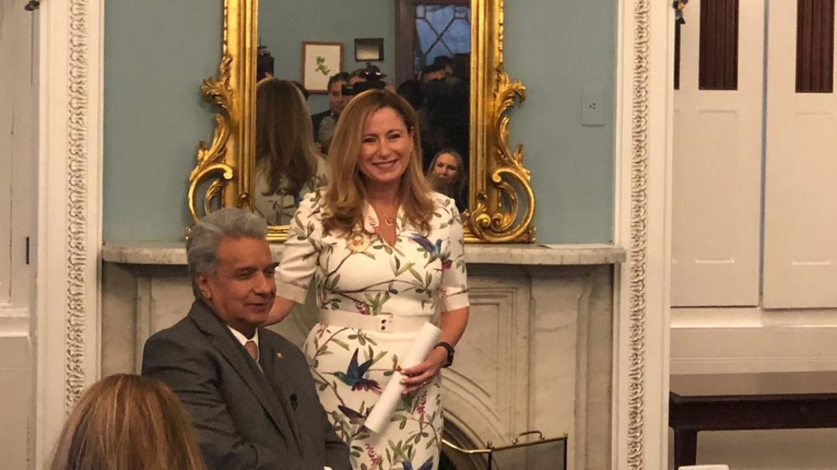 El presidente condecoró a la congresista democráta, Debbie Marcusel-Powell.