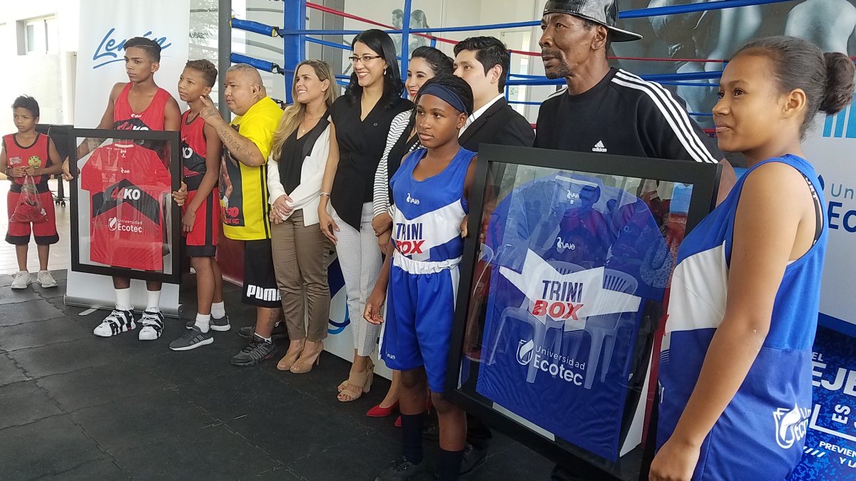 Deportistas y directivos de los clubes junto a las autoridades de Ecotec y la Secretaria del Deporte