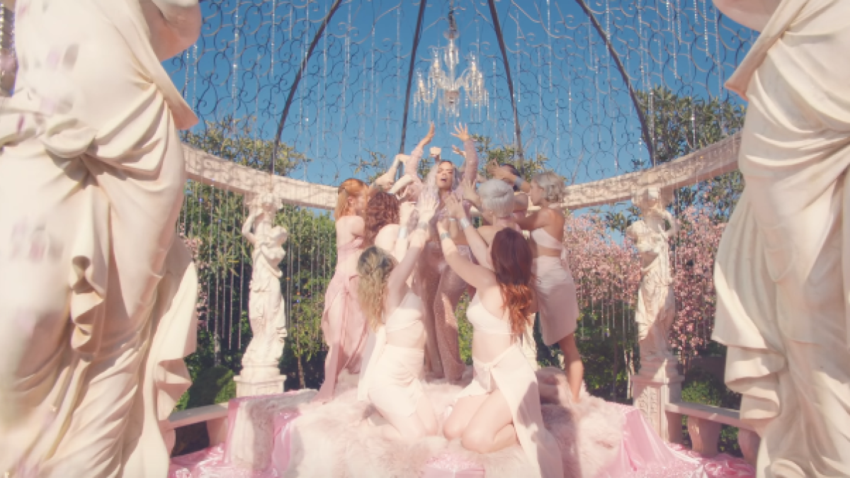 Imagen del video oficial de Tusa, la canción de Karol G que fue lanzada el 7 de noviembre de 2019.