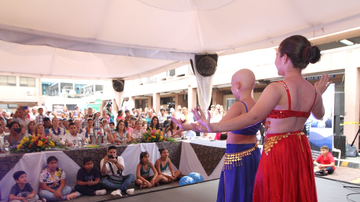 1. Unión. Los espectadores, entre quienes hubo amigos de los participantes disfrutaron de ver sobre el escenario a las hermanas Scarlet y Keila.