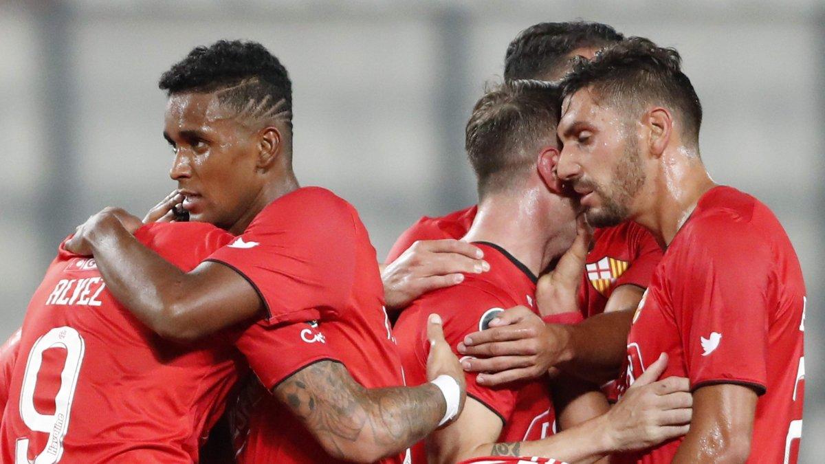 Los jugadores de Barcelona celebran el tanto que consiguió Fidel Martínez. Ese gol liquidó la llave, a pesar que después reaccionó Cristal