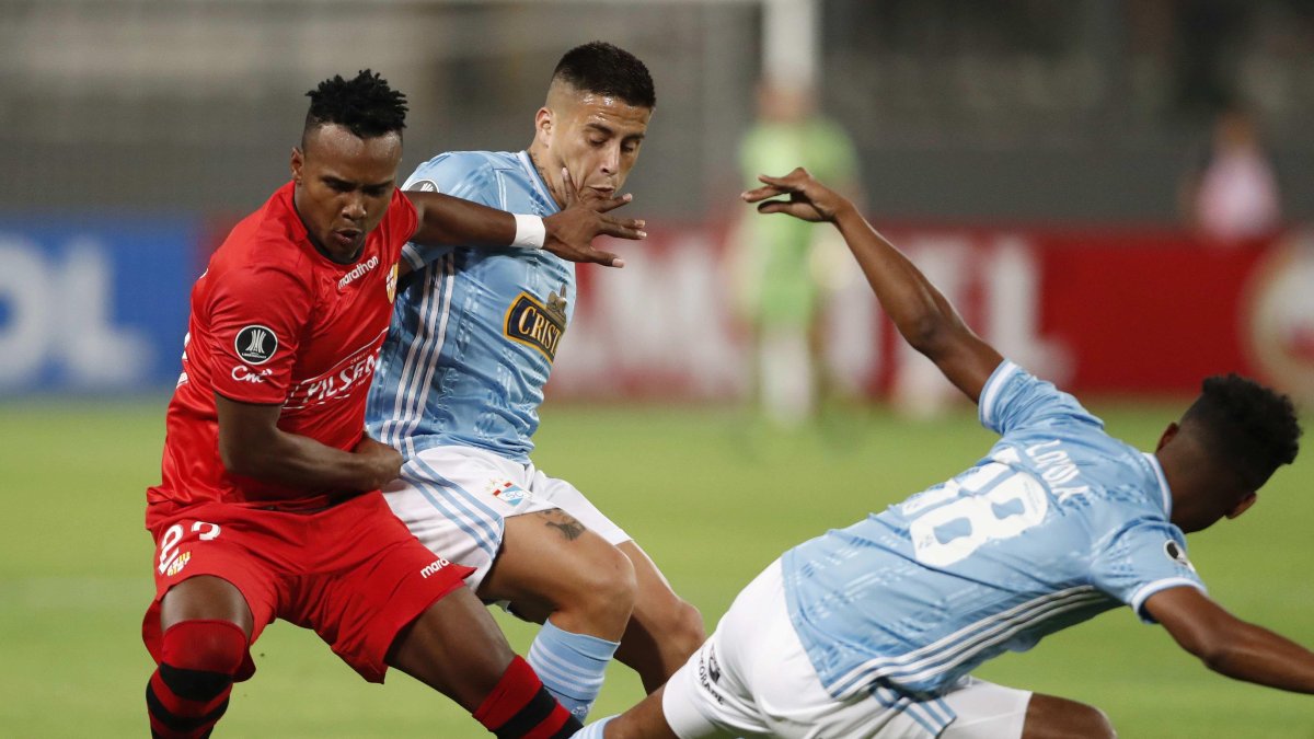 Pedro Pablo Velasco, de Barcelona, disputa un balón con un jugador de Sporting Cristal.